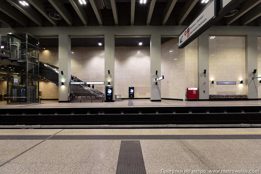 Станция Schuman [Шу́ман] (линия 1, Брюссель). Поперечный вид.