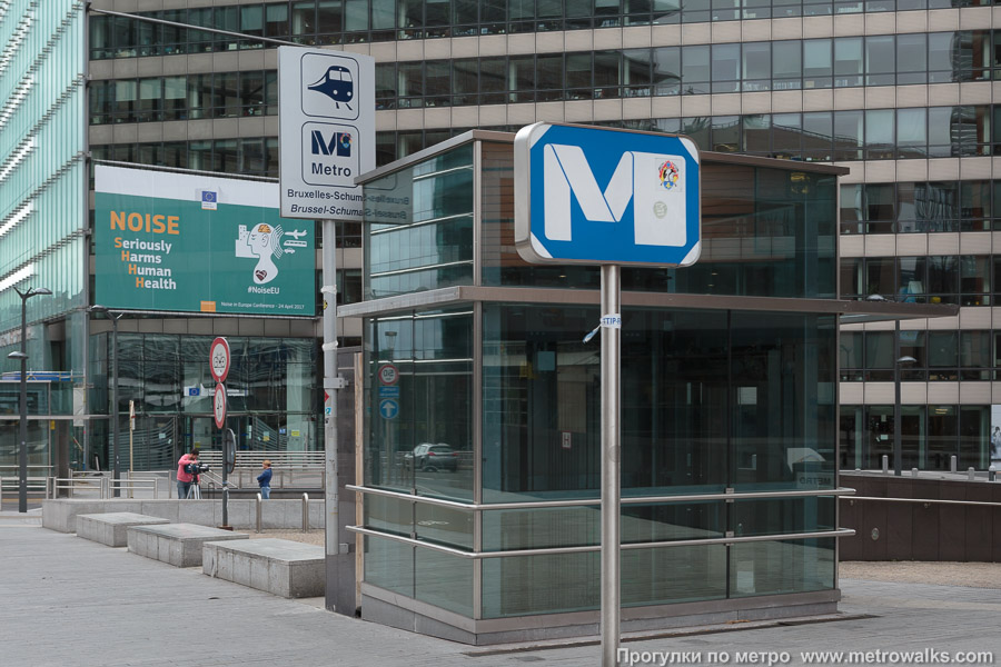 Станция Schuman [Шу́ман] (линия 5, Брюссель). На станцию можно спуститься на лифте прямо с улицы.