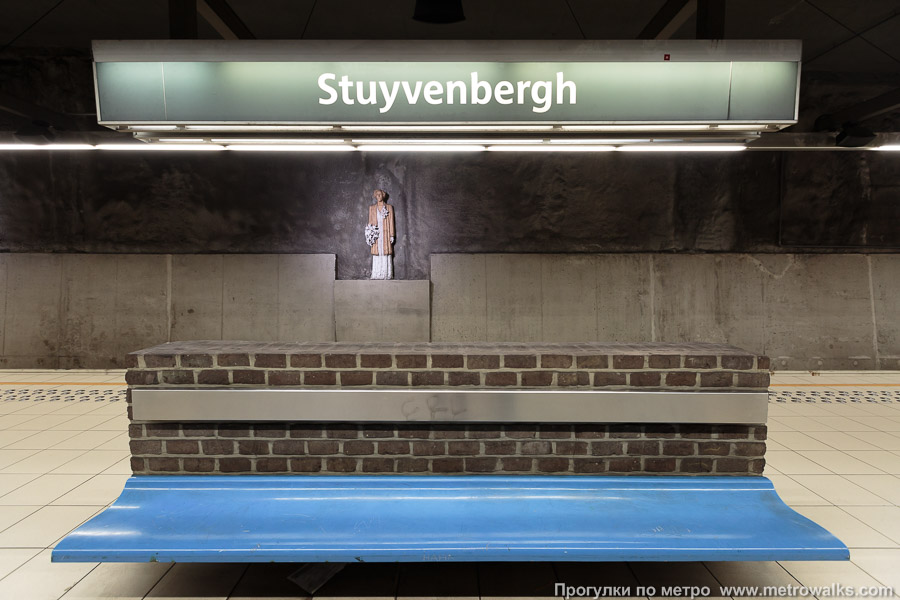 Станция Stuyvenbergh [Стайфеберх] (линия 2 / 6, Брюссель). Поперечный вид. На станции почти нет свободного места для поперечного ракурса, не перекрытого скамьёй, указателем, инфостендом или чем-то ещё.