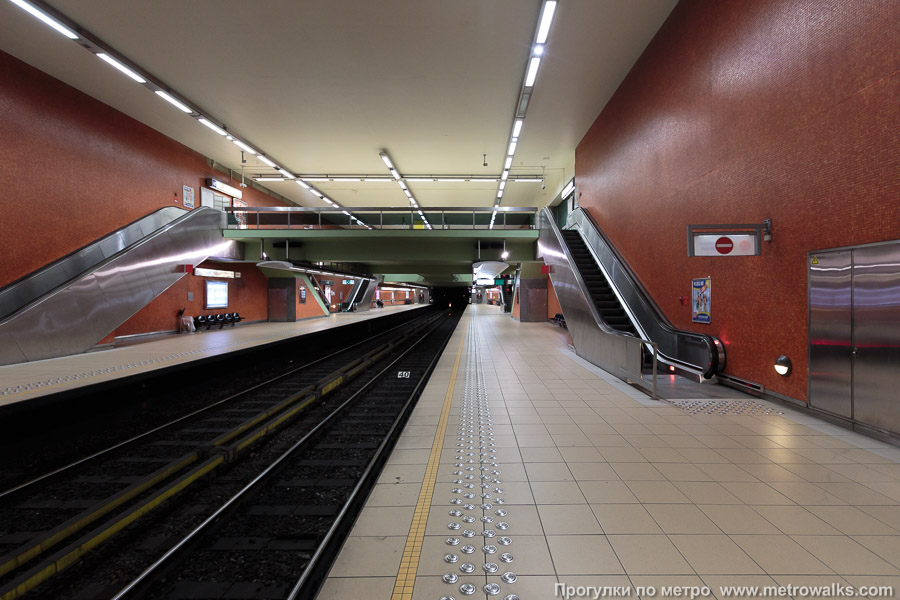 Станция Thieffry [Тьиффри́] (линия 5, Брюссель). Продольный вид вдоль края платформы.