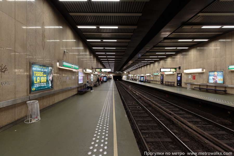 Станция Trône / Troon [Трон] (линия 2 / 6, Брюссель). Продольный вид вдоль края платформы.