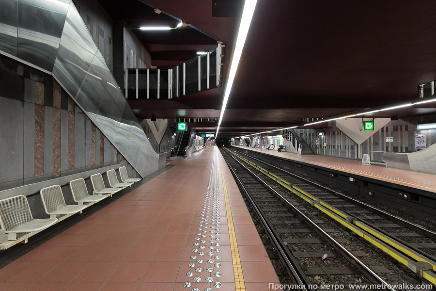 Станция Veeweyde / Veeweide [Ве́вейд] (линия 5, Брюссель). Продольный вид вдоль края платформы.
