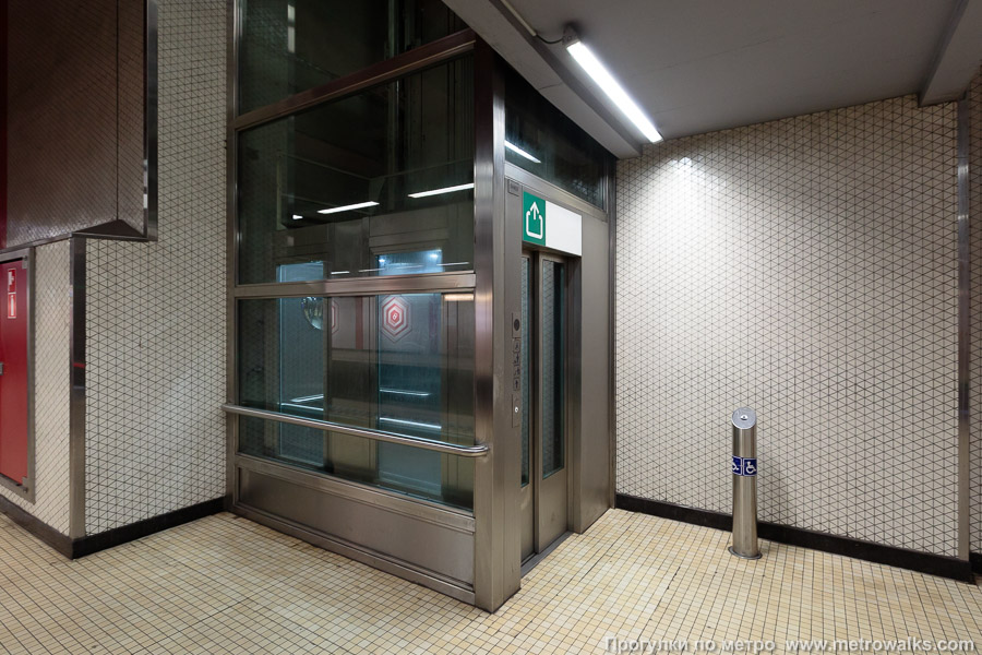 Станция Yser / IJzer [Изе́р / Эйзер] (линия 2 / 6, Брюссель). Лифт.