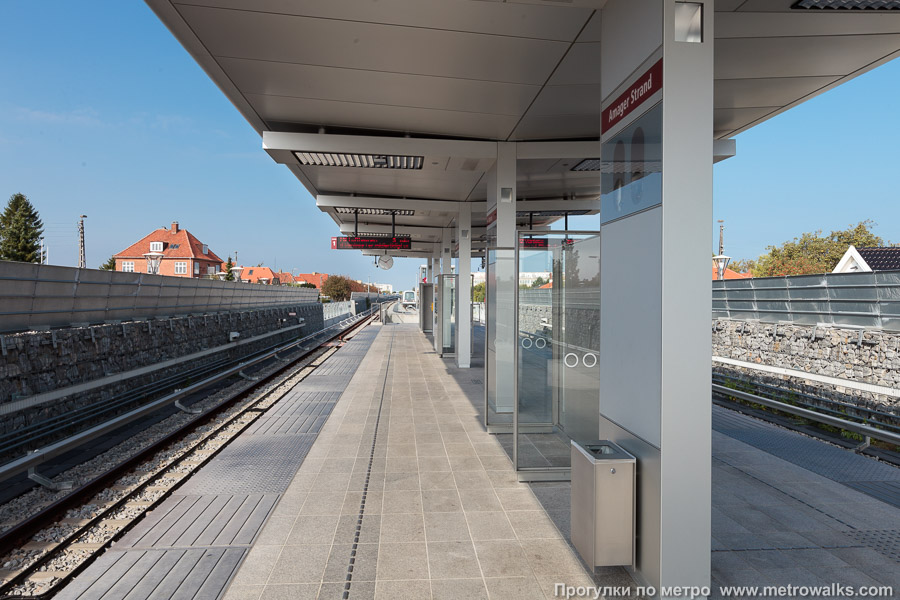 Станция Amager Strand [Амагр Странд] (Копенгаген). Продольный вид вдоль края платформы.