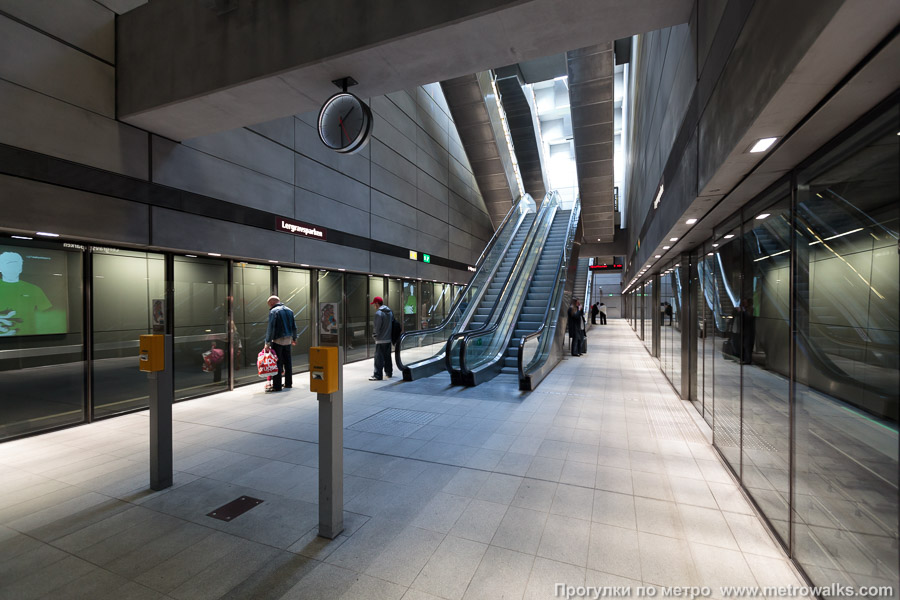 Станция Lergravsparken [Лерграуспаркн] (Копенгаген). Выход в город, эскалаторы начинаются прямо с уровня платформы.