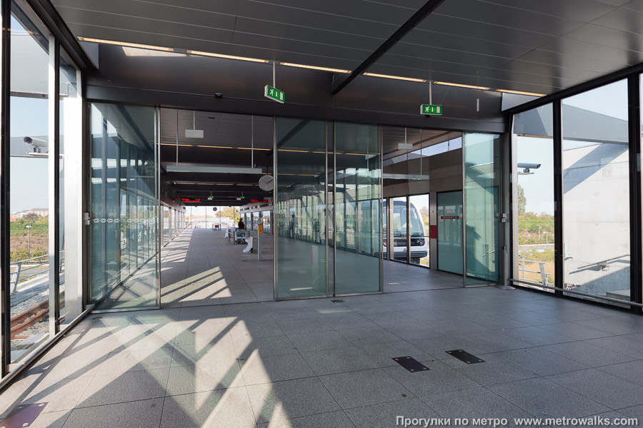 Станция Lufthavnen [Люфтхаунн] (Копенгаген). Вход на станцию — прямо из здания аэропорта.