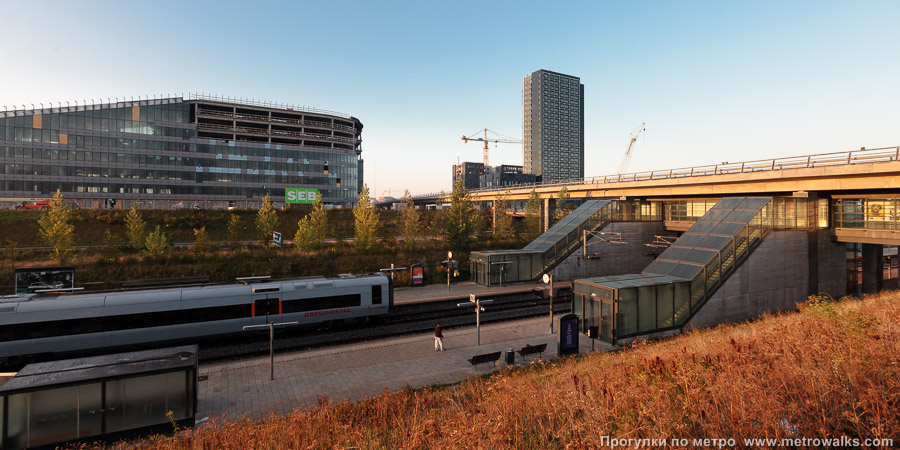 Станция Ørestad [Öрестад] (Копенгаген). Рядом со станцией метро находится железнодорожная станция.