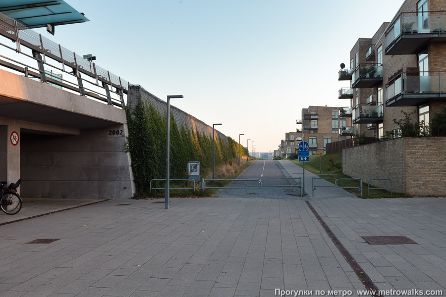 Станция Sundby [Сандбю] (Копенгаген). Общий вид окрестностей станции. Велопешеходная дорожка параллельно линии метро.