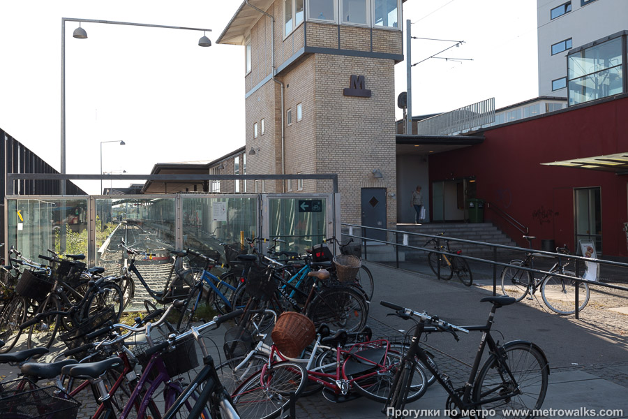Станция Vanløse [Вэнлюз] (Копенгаген). Около станции расположена велопарковка.