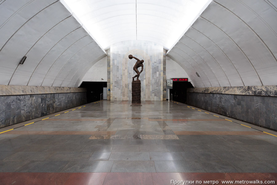 Станция Динамо (Екатеринбург). Противоположная от входа часть станции.