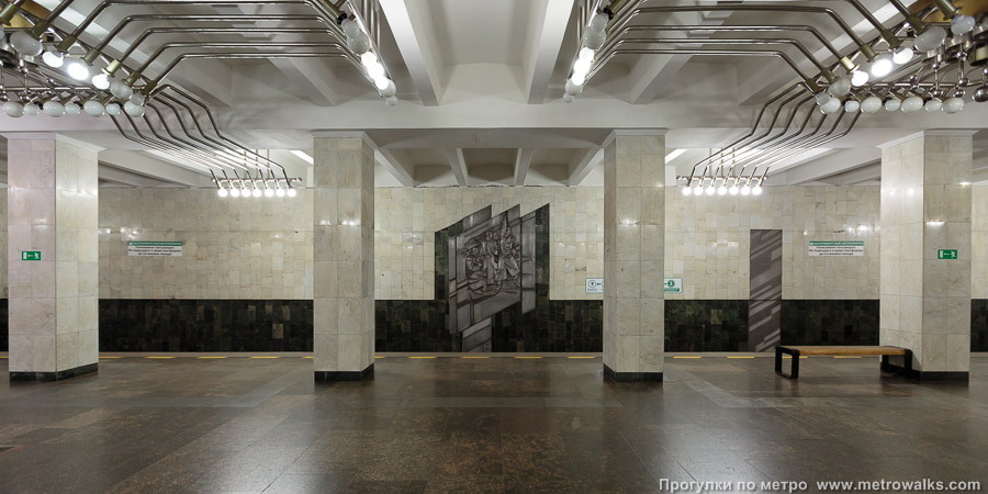 Станция Машиностроителей (Екатеринбург). Поперечный вид, проходы между колоннами из центрального зала на платформу.