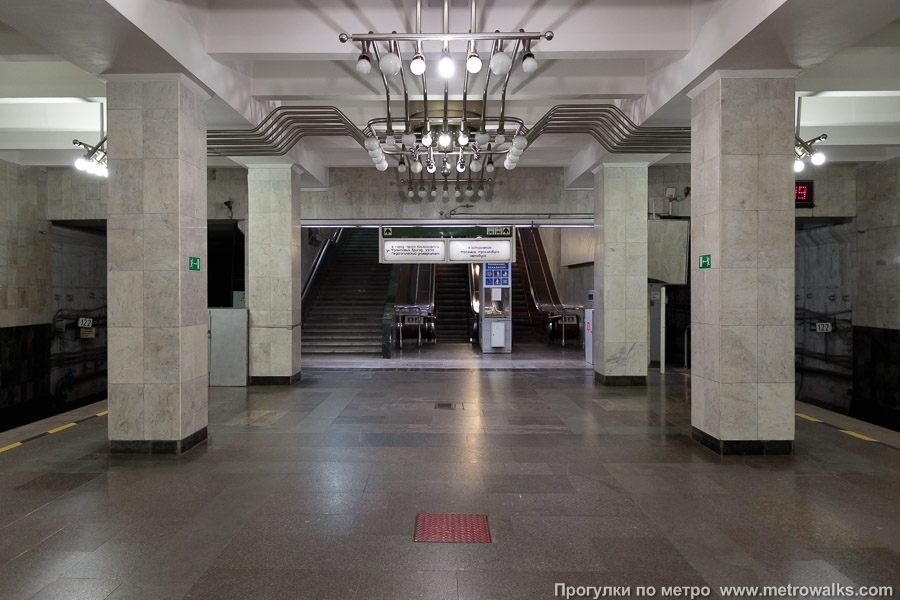 Станция Машиностроителей (Екатеринбург). Выход в город, эскалаторы начинаются прямо с уровня платформы. Северный выход.