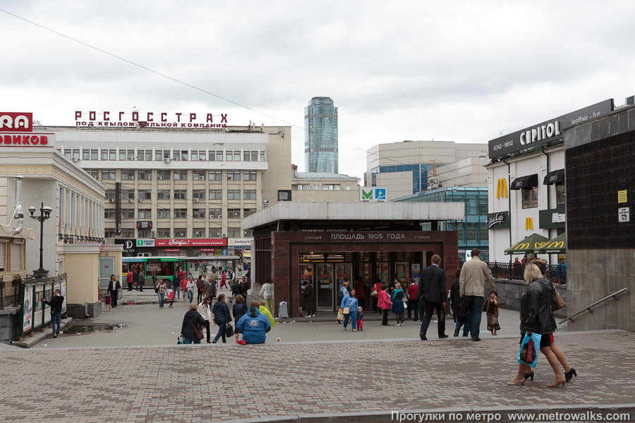 Станция Площадь 1905 года (Екатеринбург). Павильон на чётной стороне улицы 8 Марта обращён к дороге тыльной стороной.