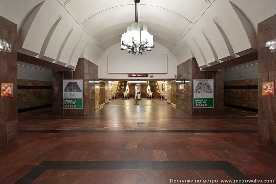 Станция Площадь 1905 года (Екатеринбург). Выход в город, эскалаторы начинаются прямо с уровня платформы.