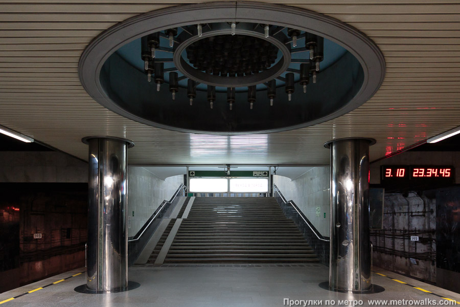Станция Проспект Космонавтов (Екатеринбург). Выход в город осуществляется по лестнице. Северный выход на проспект Космонавтов.