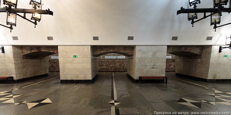 Станция Уральская (Екатеринбург). Поперечный вид, проходы между пилонами из центрального зала на платформу.