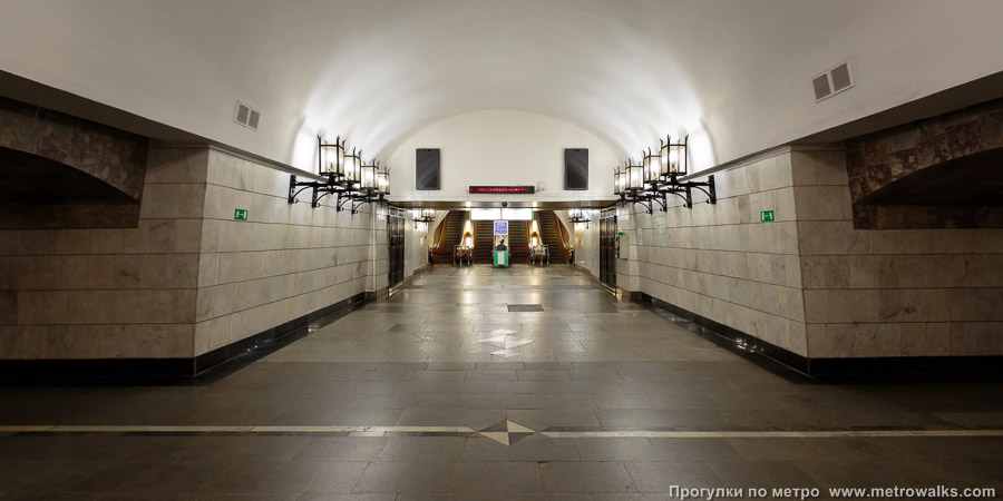 Станция Уральская (Екатеринбург). Выход в город, эскалаторы начинаются прямо с уровня платформы.
