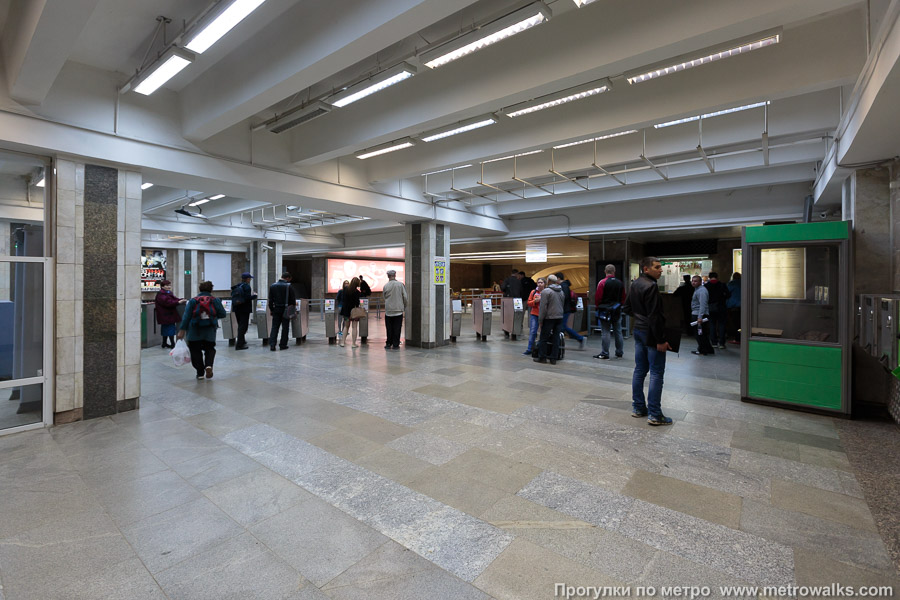 Станция Уральская (Екатеринбург). Внутри вестибюля станции, общий вид.