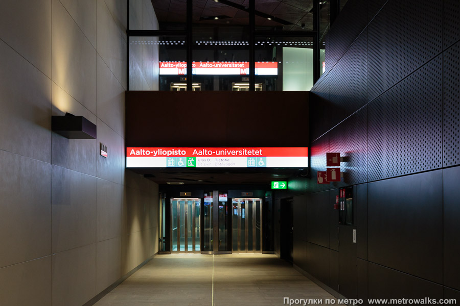 Станция Aalto-yliopisto / Aalto-universitetet [Аа́лто-у́лио́писто] (Хельсинки). Проход к лифту.