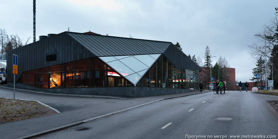 Станция Aalto-yliopisto / Aalto-universitetet [Аа́лто-у́лио́писто] (Хельсинки). Наземный вестибюль станции. Западный вход «B» с улицы Знаний — Tietotie.