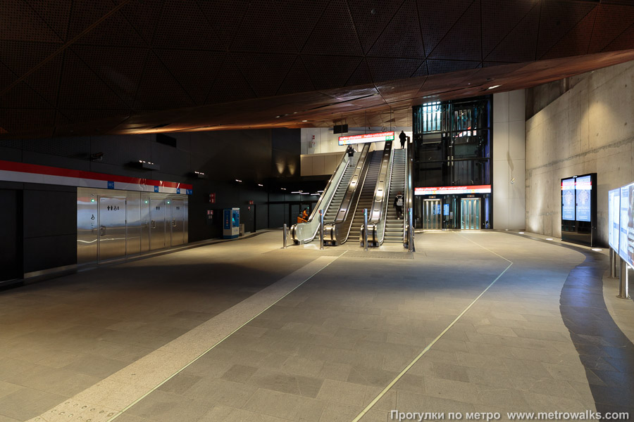 Станция Aalto-yliopisto / Aalto-universitetet [Аа́лто-у́лио́писто] (Хельсинки). Подъём с подземного этажа вестибюля на наземный.