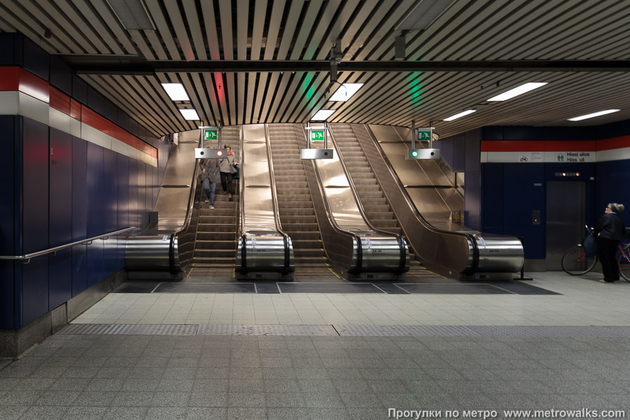 Станция Hakaniemi / Hagnäs [Ха́каниэ́ми] (Хельсинки). Основной ярус эскалаторов в подземный вестибюль.