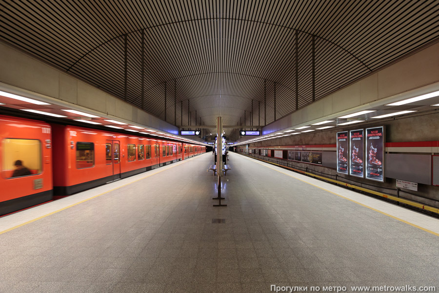 Станция Hakaniemi / Hagnäs [Ха́каниэ́ми] (Хельсинки). Продольный вид по оси станции. Для пущей цветастости — с поездом.