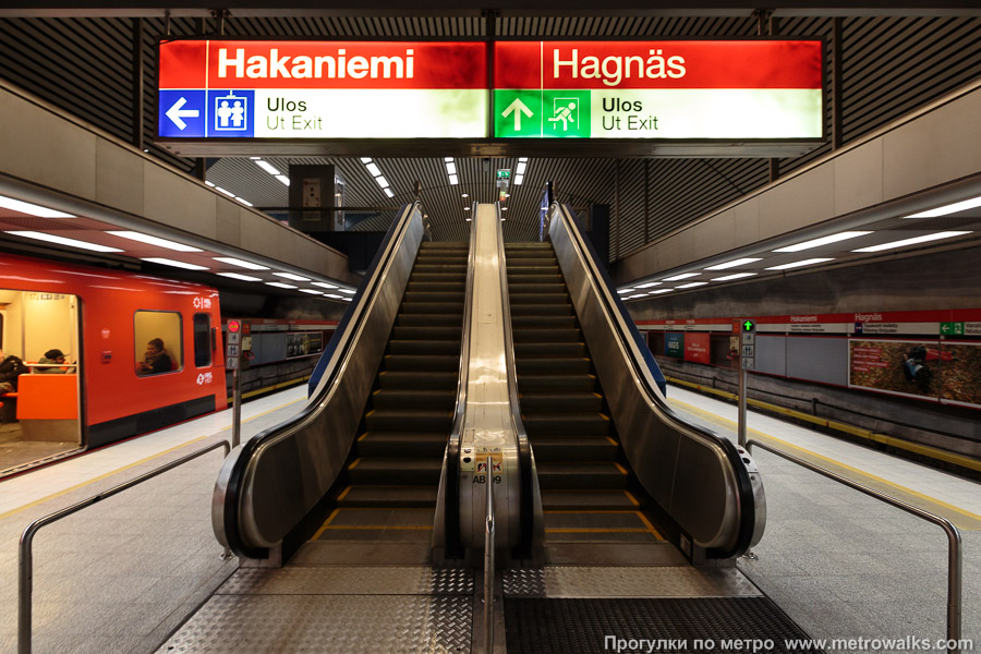 Станция Hakaniemi / Hagnäs [Ха́каниэ́ми] (Хельсинки). Второй выход — на Вторую линию (Toinen linja).