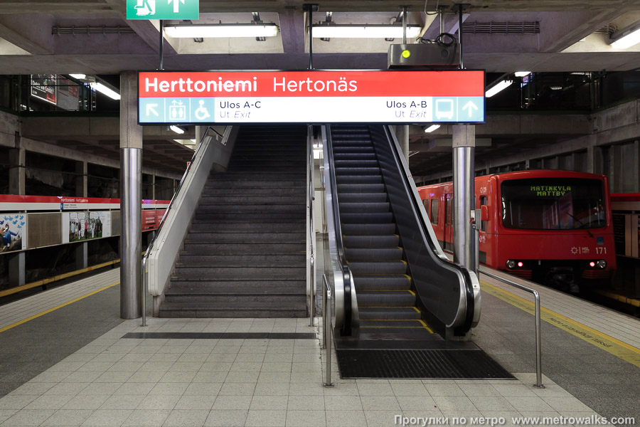 Станция Herttoniemi / Hertonäs [Хе́рттониэ́ми] (Хельсинки). Выход в город, эскалаторы начинаются прямо с уровня платформы.