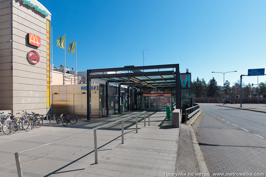 Станция Kontula / Gårdsbacka [Ко́нтула] (Хельсинки). Наземный вестибюль станции. Второй вход на станцию с улицы Kontulankaari, ведущий в центральную часть платформы.