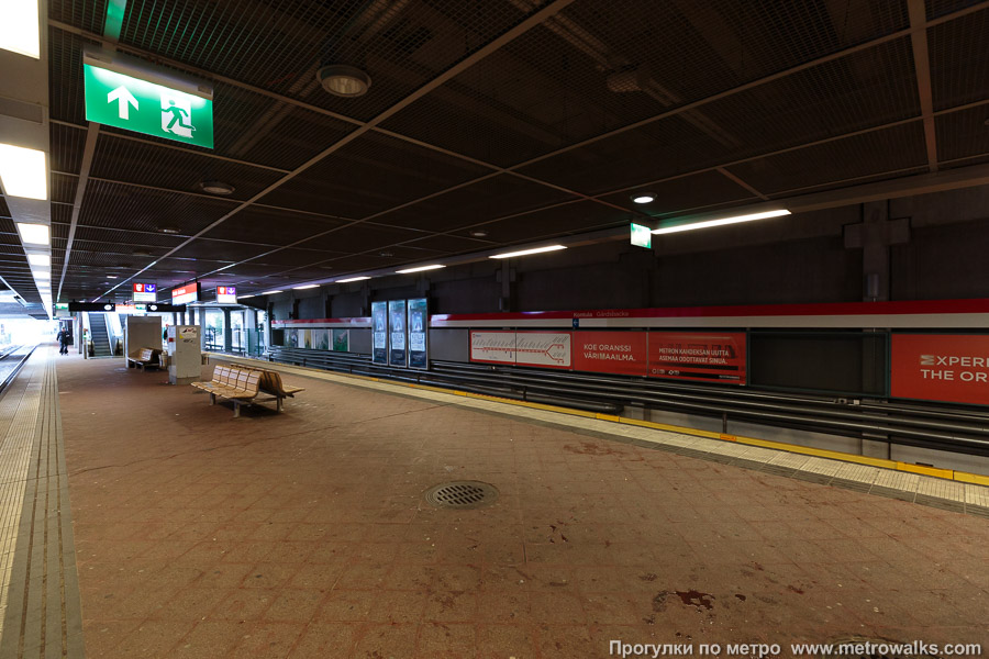 Станция Kontula / Gårdsbacka [Ко́нтула] (Хельсинки). Вид по диагонали.