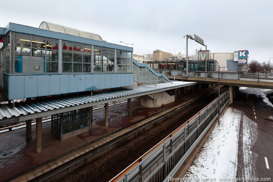 Станция Kontula / Gårdsbacka [Ко́нтула] (Хельсинки). Вид станции снаружи.
