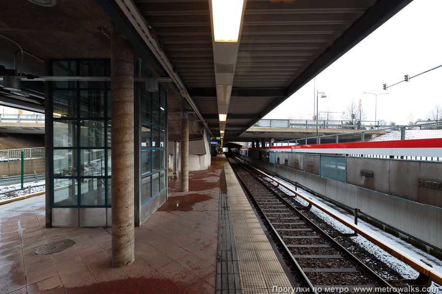 Станция Kontula / Gårdsbacka [Ко́нтула] (Хельсинки). Продольный вид вдоль края платформы. В западной части станции.