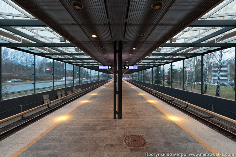 Станция Kulosaari / Brändö [Ку́лосаа́ри] (Хельсинки). Продольный вид по оси станции.