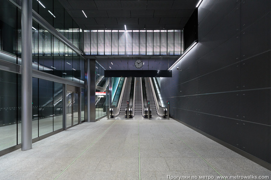 Станция Lauttasaari / Drumsö [Ла́уттасаа́ри] (Хельсинки). Эскалаторы восточного выхода.