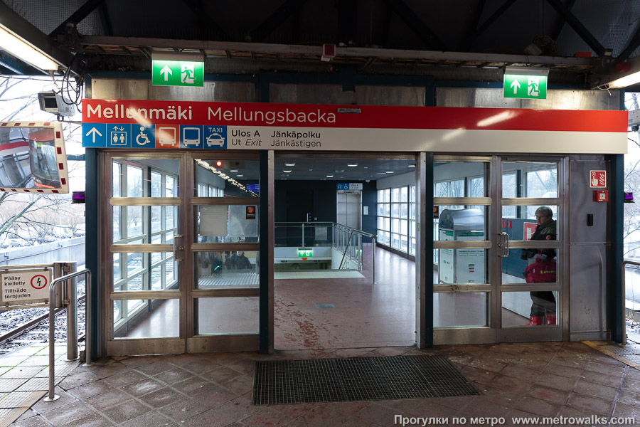 Станция Mellunmäki / Mellungsbacka [Ме́ллунмя́ки] (Хельсинки). Часть станции около выхода в город. Западный выход «A». Слева — эскалатор, справа — лестница, на заднем плане — лифт.