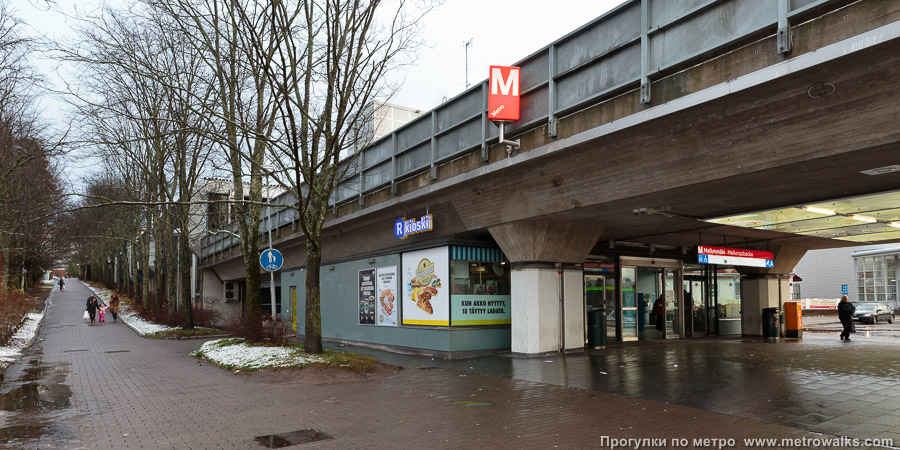 Станция Mellunmäki / Mellungsbacka [Ме́ллунмя́ки] (Хельсинки). Вестибюль западного входа.