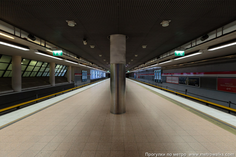 Станция Puotila / Botby Gård [Пуо́тила] (Хельсинки). Продольный вид по оси станции. На первый взгляд станция кажется подземной.