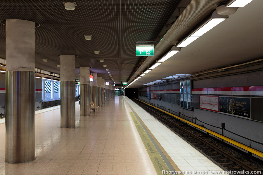 Станция Puotila / Botby Gård [Пуо́тила] (Хельсинки). Продольный вид вдоль края платформы.