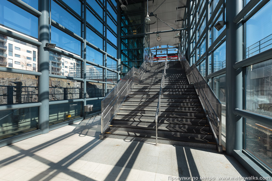 Станция Rastila / Rastböle [Ра́стила] (Хельсинки). Выход в город осуществляется по лестнице. На фото лестница восточного выхода.