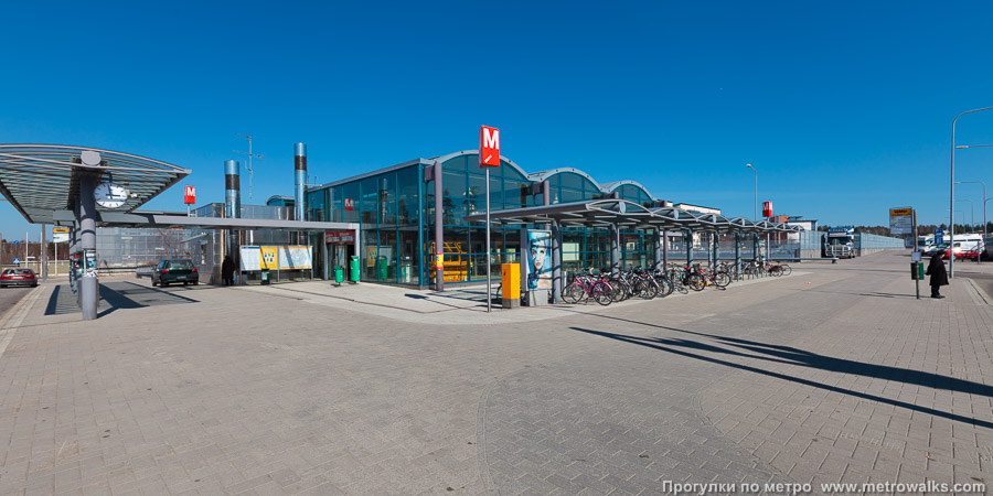 Станция Rastila / Rastböle [Ра́стила] (Хельсинки). Рядом с западным наземным вестибюлем (Karavaanisilta) находится крупная автобусная остановка.