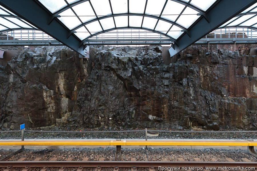 Станция Rastila / Rastböle [Ра́стила] (Хельсинки). Путевая стена. Точнее говоря, гранитная скала, через которую прорублена линия метро.