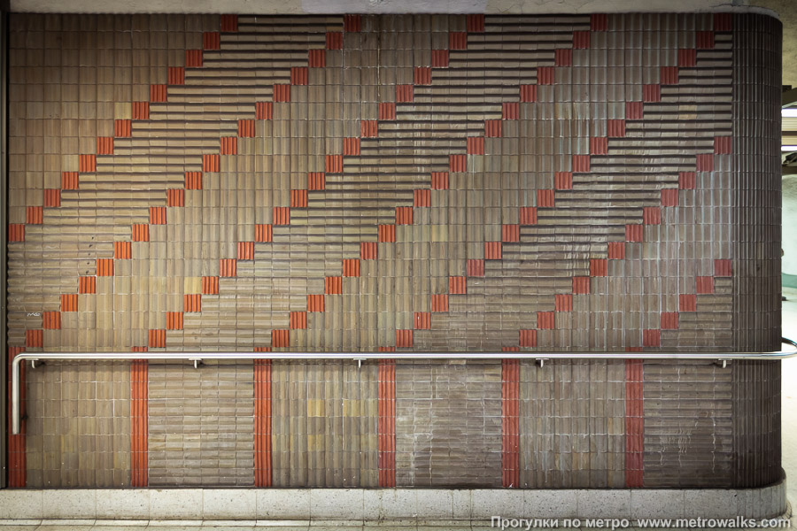 Станция Rautatientori / Järnvägstorget [Ра́утатиэ́нто́ри] (Хельсинки). Станционные стены со стороны платформ облицованы керамической плиткой, формирующей простые геометрические узоры.