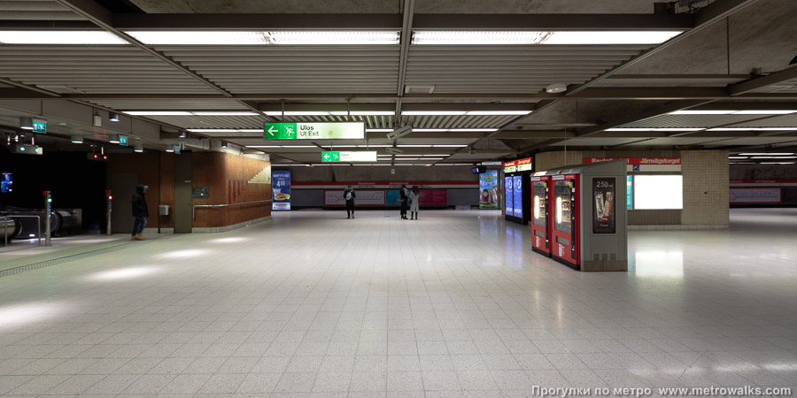 Станция Rautatientori / Järnvägstorget [Ра́утатиэ́нто́ри] (Хельсинки). Поперечный вид. В аванзале около входа.