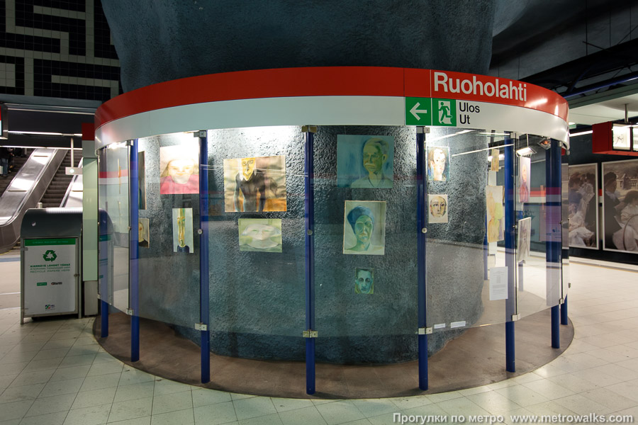 Станция Ruoholahti / Gräsviken [Руо́хола́хти] (Хельсинки). Витрина с художественной инсталляцией на платформе станции. Художественная экспозиция периодически сменяется. Например, в 2009 году здесь была выставка потретов.