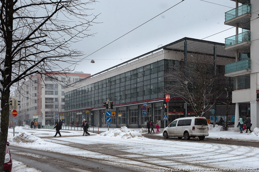Станция Ruoholahti / Gräsviken [Руо́хола́хти] (Хельсинки). Наземный вестибюль станции встроен в торговый комплекс. Зимний вид.