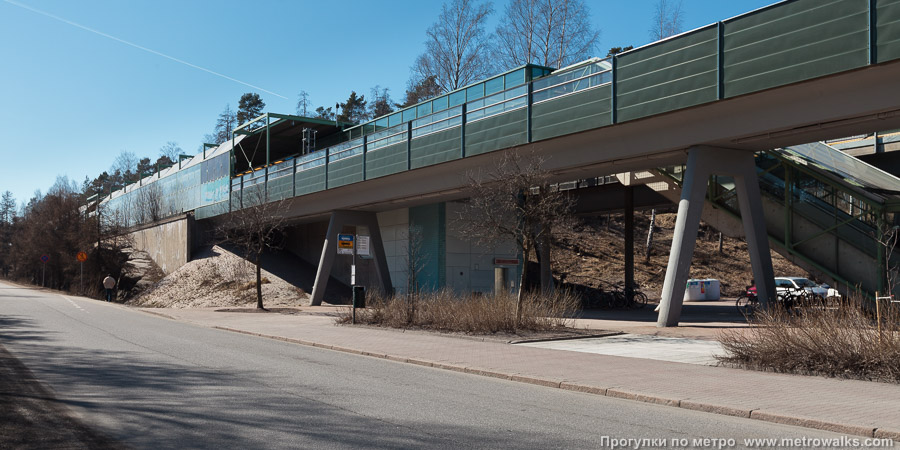 Станция Siilitie / Igelkottsvägen [Сии́литиэ́] (Хельсинки). Вид станции снаружи.