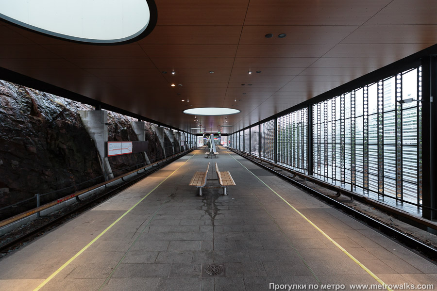 Станция Siilitie / Igelkottsvägen [Сии́литиэ́] (Хельсинки). Общий вид по оси станции от глухого торца в сторону выхода.