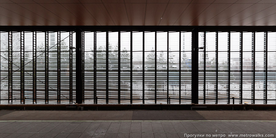 Станция Siilitie / Igelkottsvägen [Сии́литиэ́] (Хельсинки). Поперечный вид. Стеклянная стена.