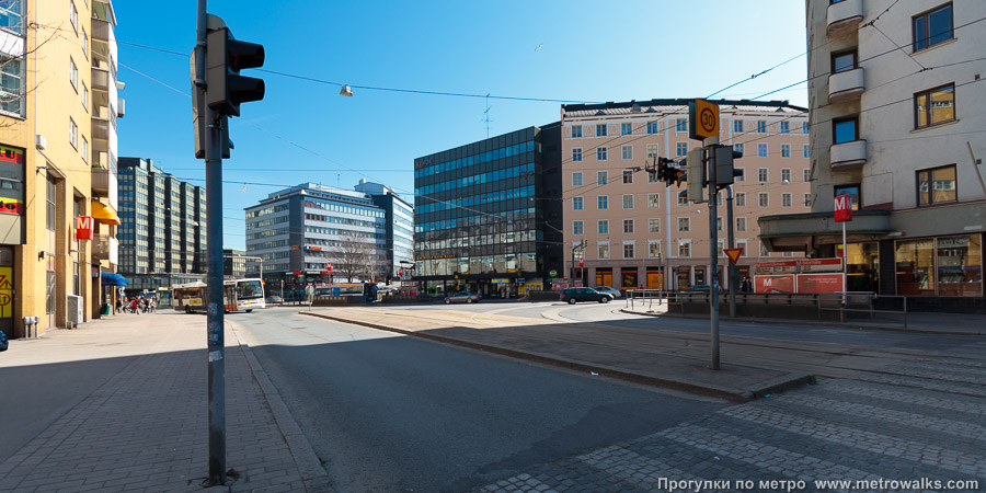 Станция Sörnäinen / Sörnäs [Сё́рняйнен] (Хельсинки). Общий вид окрестностей станции. Перекрёсток улиц Helsinginkatu и Hämeentie.